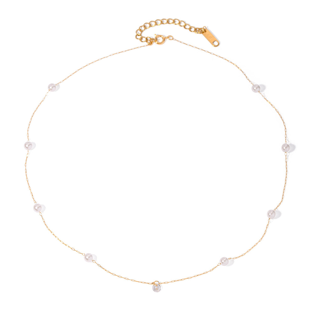 Gold necklace with pearls.