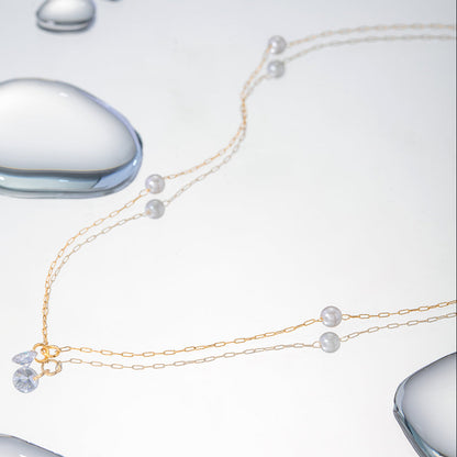 Gold necklace with pearls.