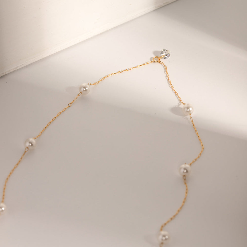 Gold necklace with pearls.