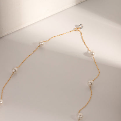 Gold necklace with pearls.