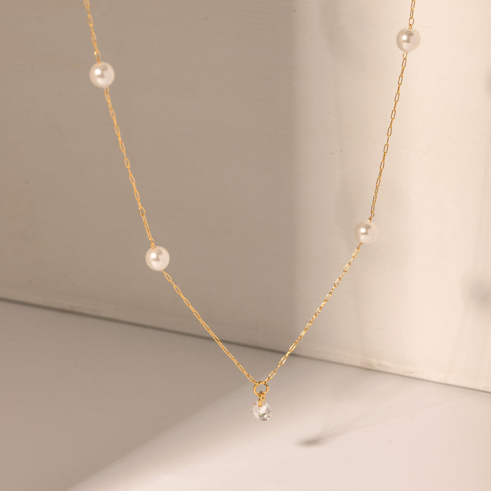 Gold necklace with pearls 