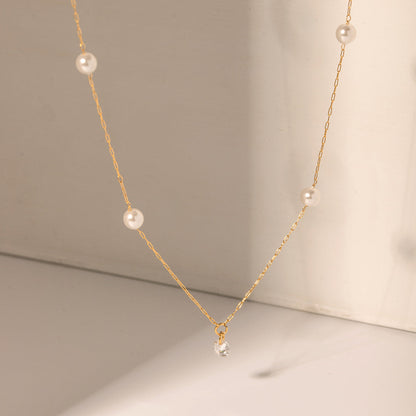 Gold necklace with pearls 