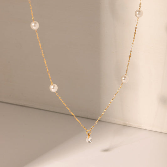 Gold necklace with pearls 